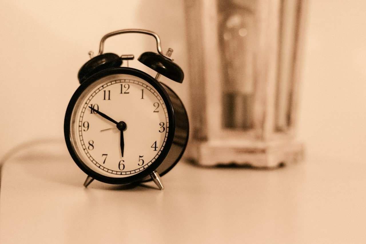 black-ring-bell-alarm-clock-wake-up-early
